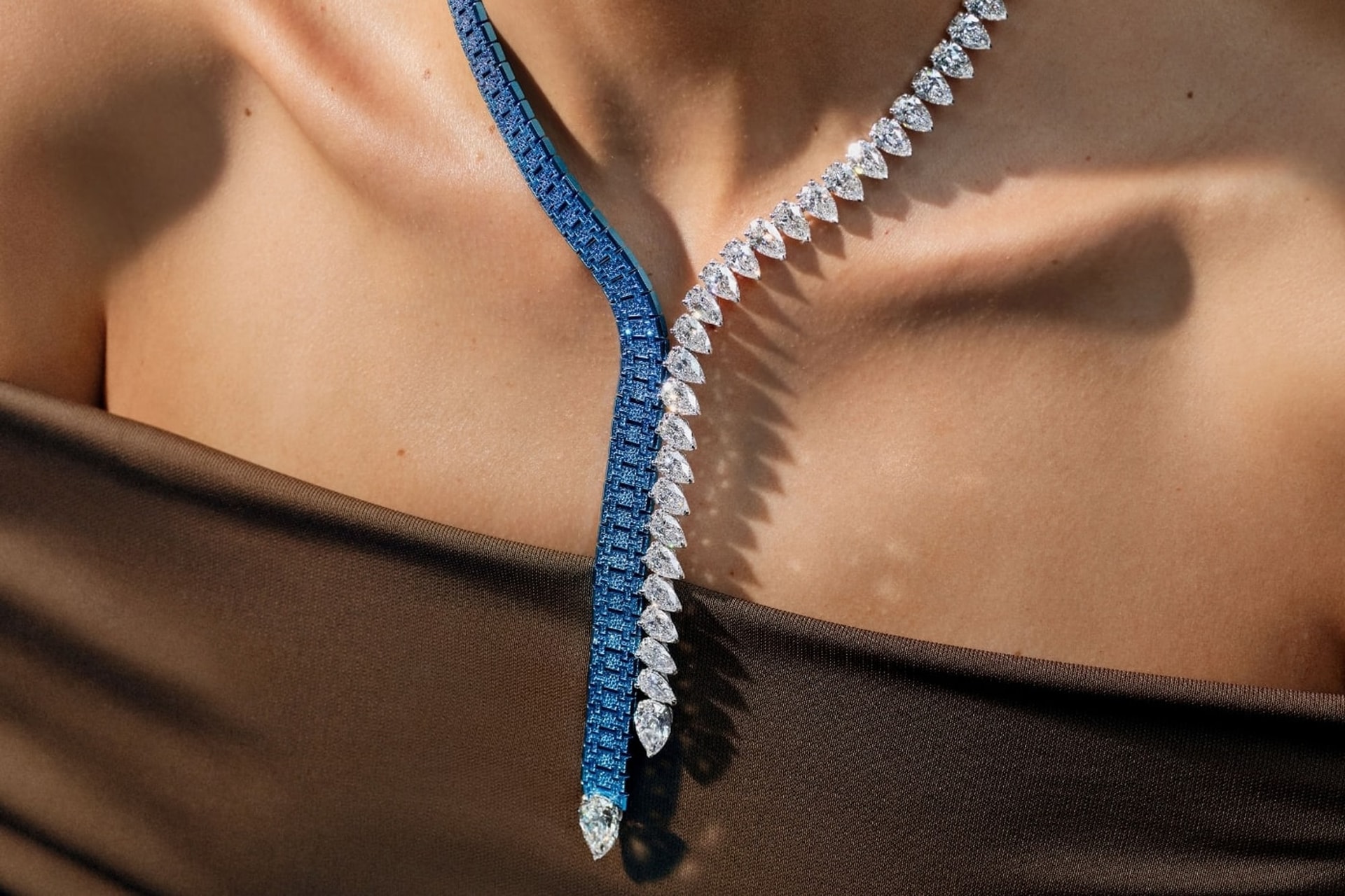 Das Tie-Collier der Kollektion Royal Oak Joaillerie von Audemars Piguet: ein Band aus blauem Titan neben einer Reihe birnenförmiger Diamanten
