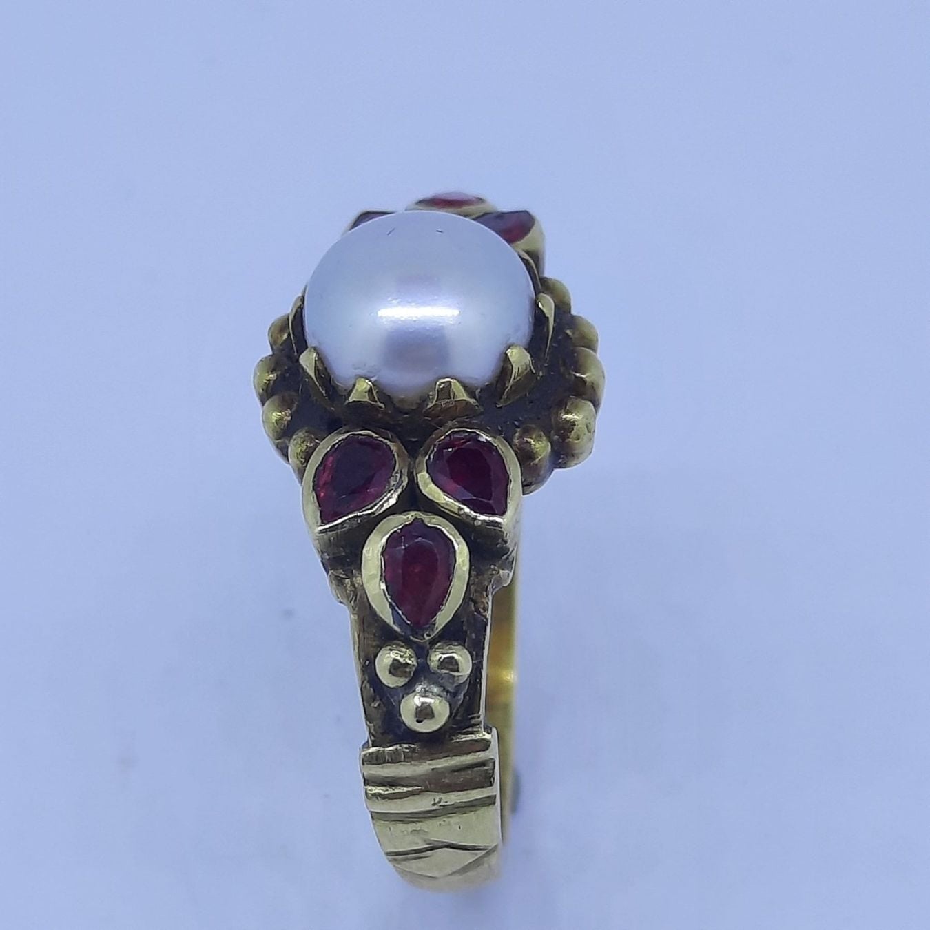 Goldring mit wunderschöner Perle sowie 6 Rubin Edelsteine — Guter Zustand (VG) Ringe