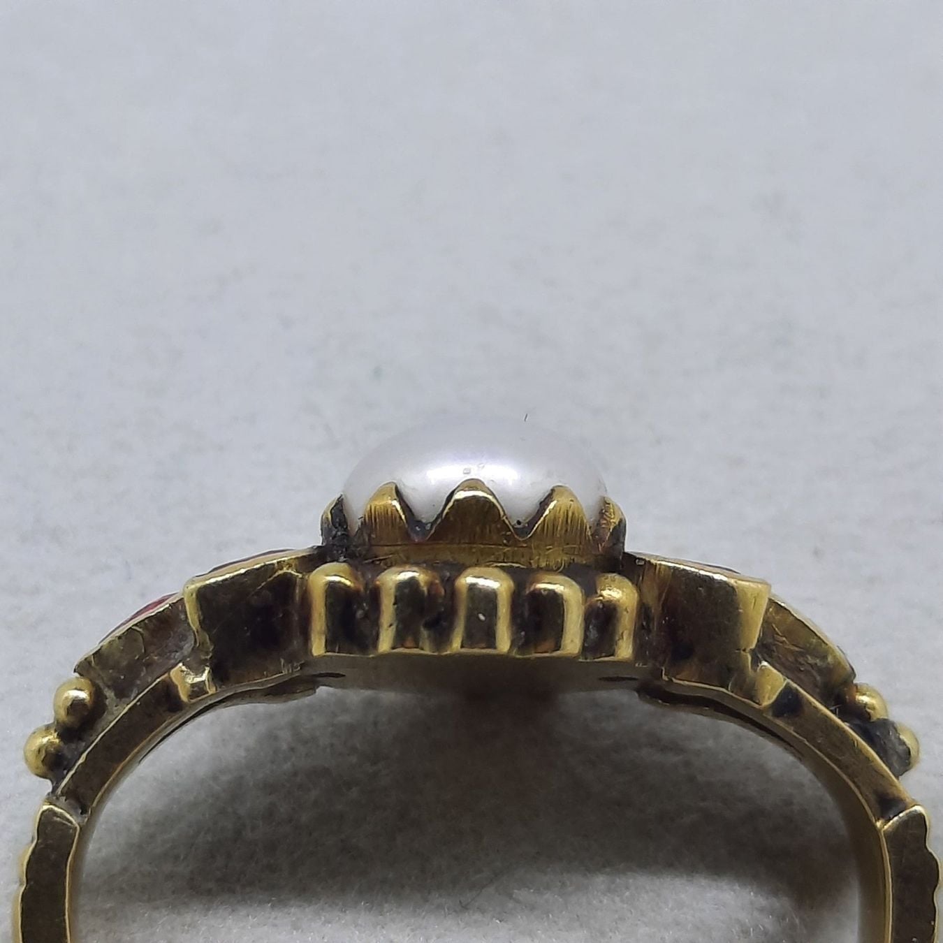 Goldring mit wunderschöner Perle sowie 6 Rubin Edelsteine — Guter Zustand (VG) Ringe