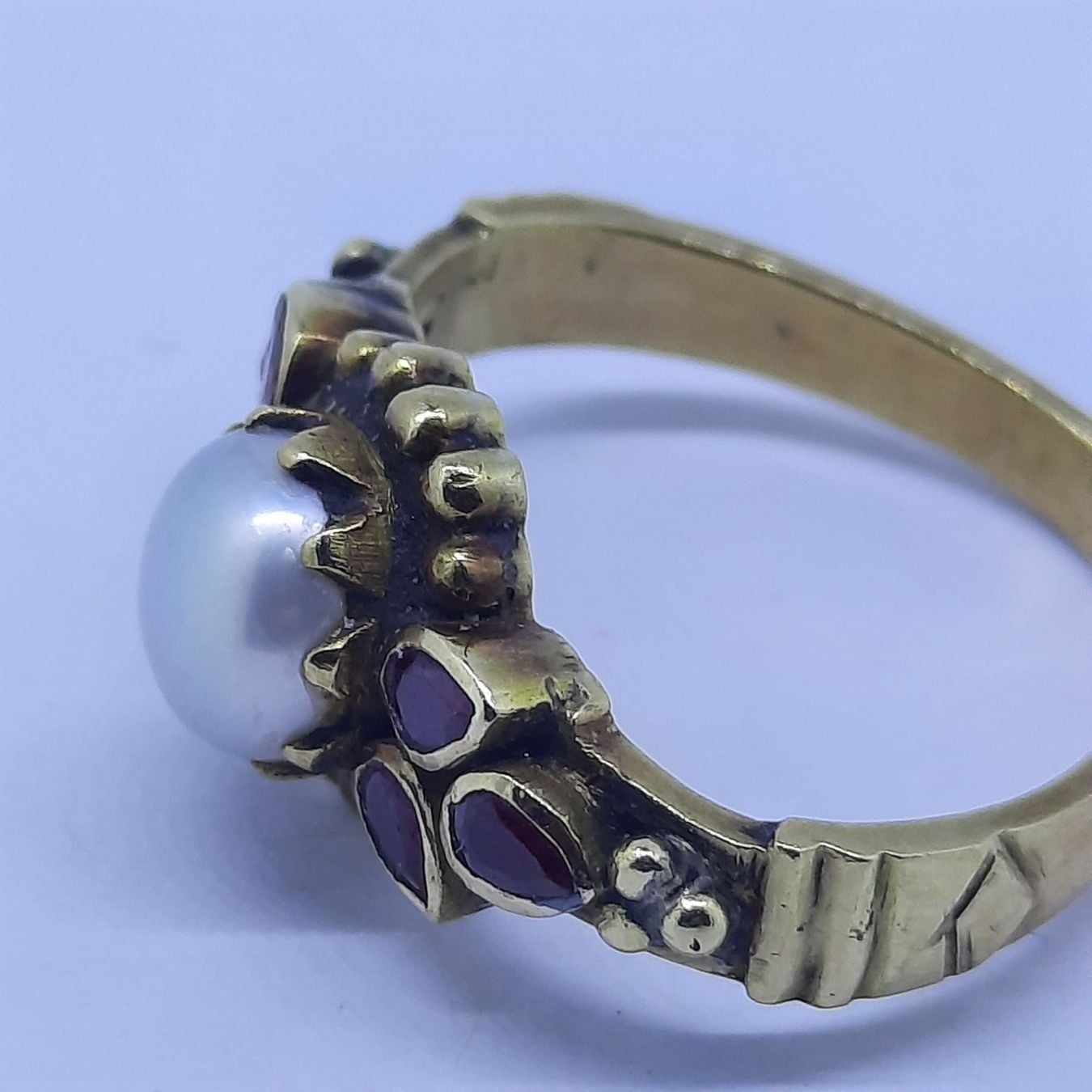 Goldring mit wunderschöner Perle sowie 6 Rubin Edelsteine — Guter Zustand (VG) Ringe