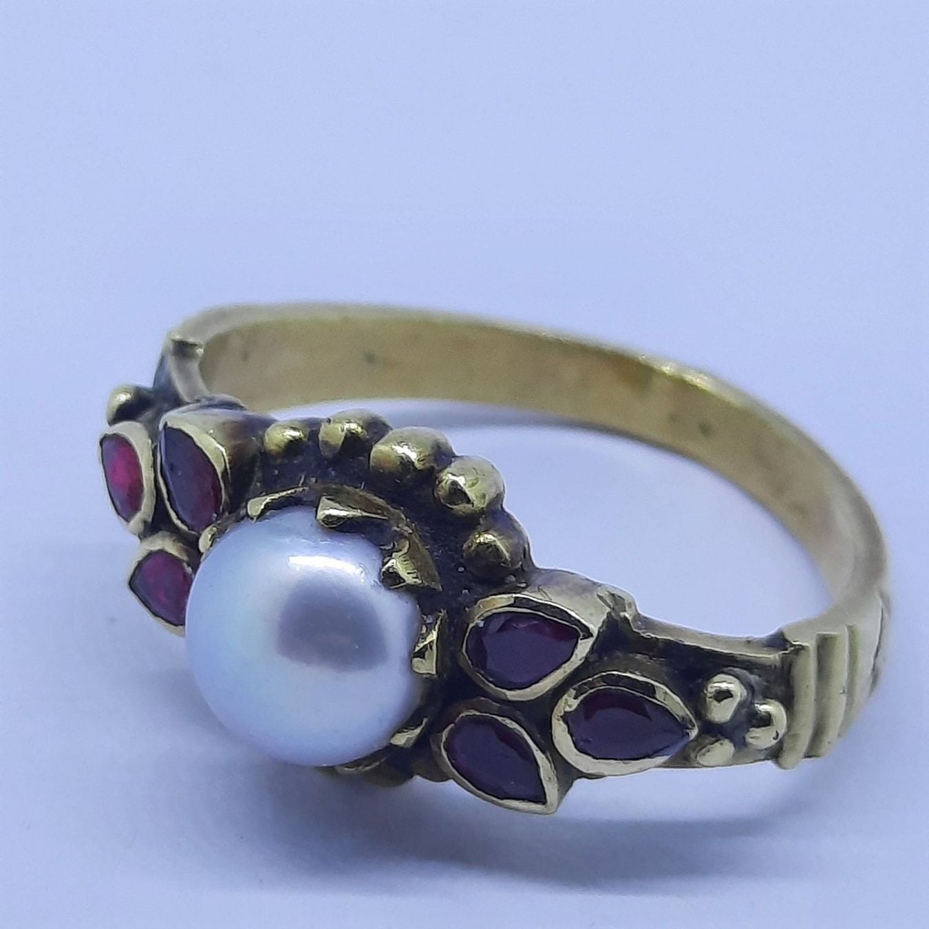 Goldring mit wunderschöner Perle sowie 6 Rubin Edelsteine — Guter Zustand (VG) Ringe