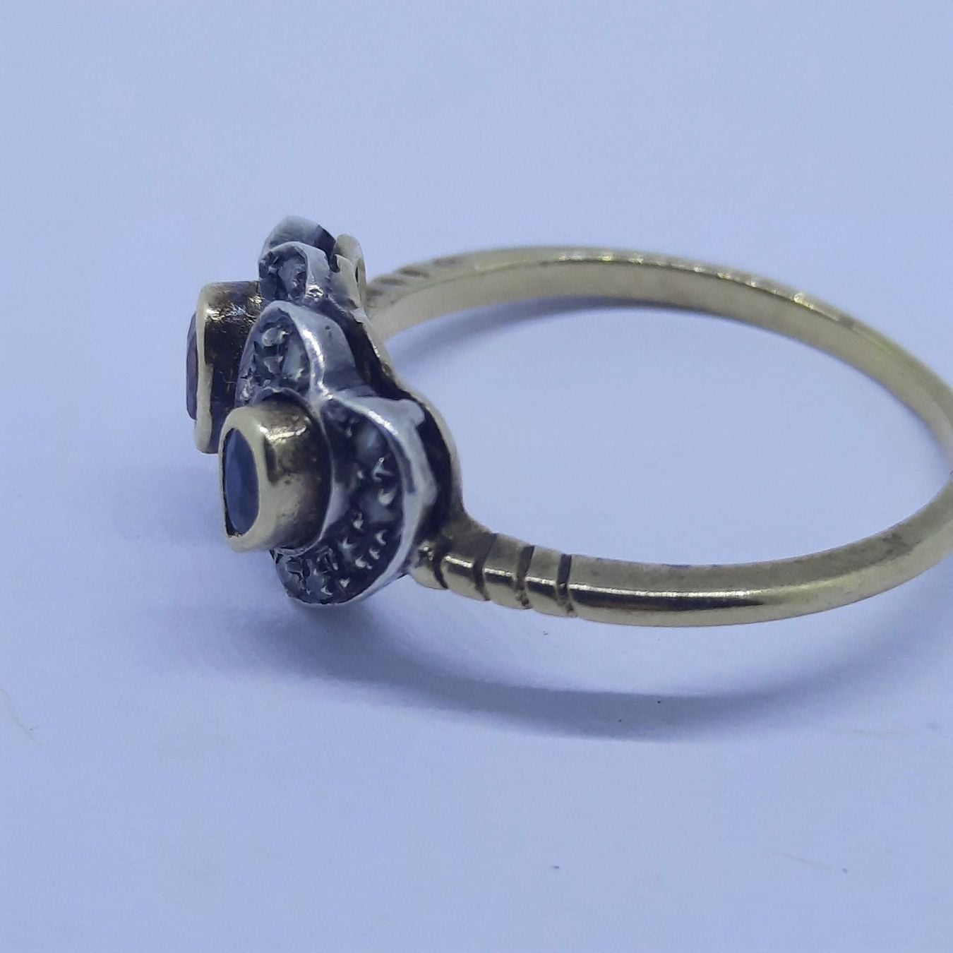 Bezaubernder Goldring mit diversen Edelsteinen — Guter Zustand (VG) Ringe