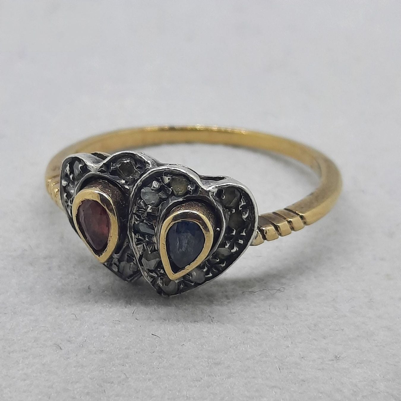 Bezaubernder Goldring mit diversen Edelsteinen — Guter Zustand (VG) Ringe