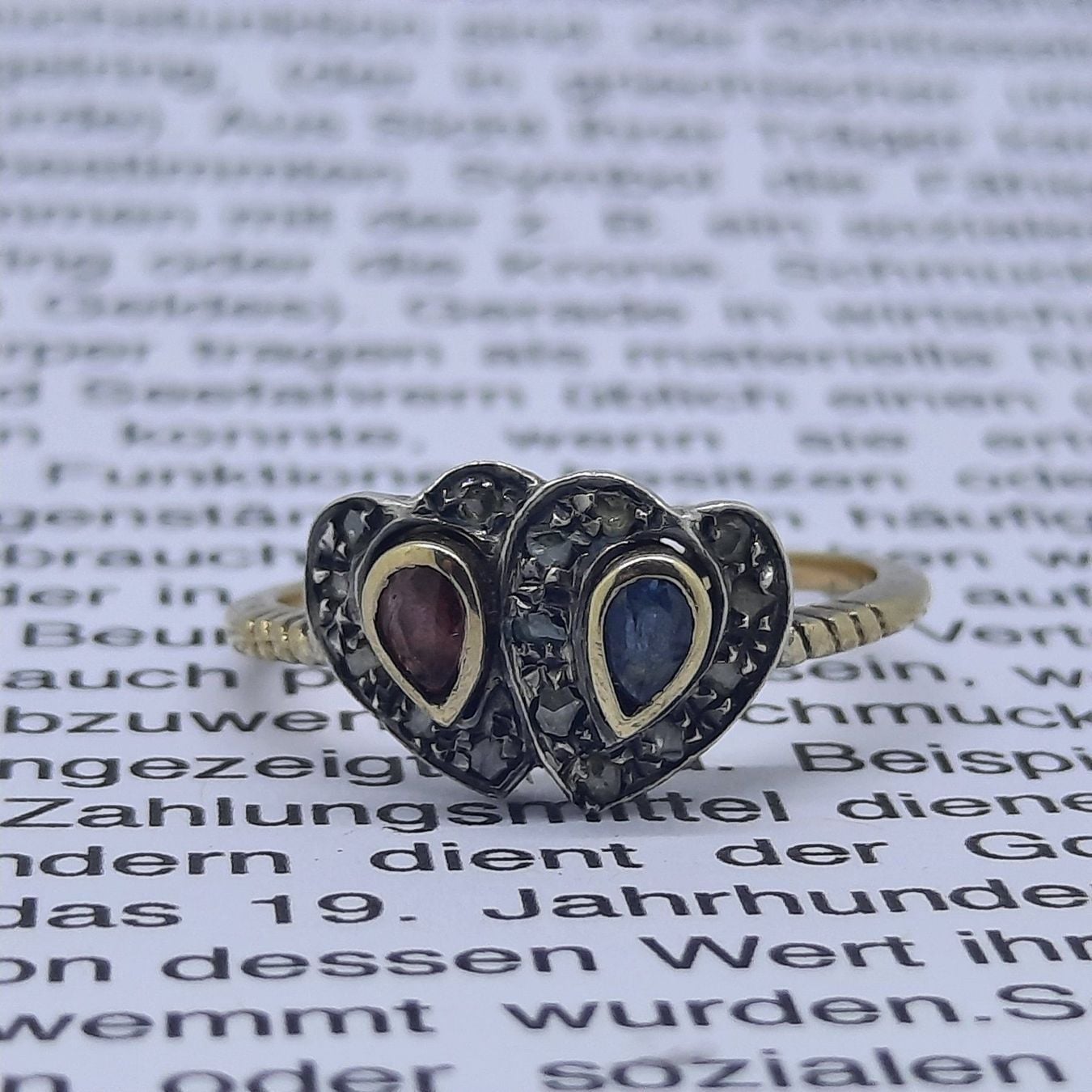 Bezaubernder Goldring mit diversen Edelsteinen — Guter Zustand (VG) Ringe
