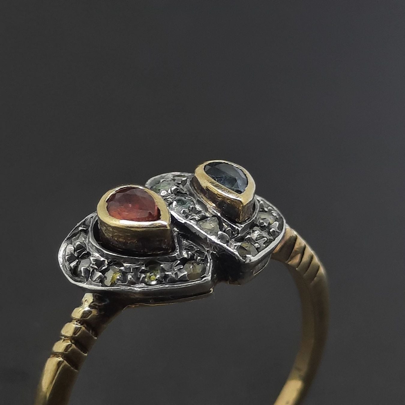 Bezaubernder Goldring mit diversen Edelsteinen — Guter Zustand (VG) Ringe