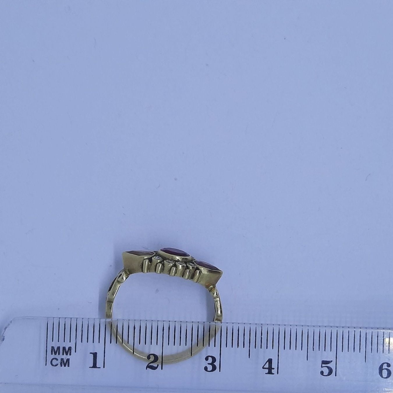 Hochwertiger Goldring mit diversen Edelsteinen — Guter Zustand (VG) Ringe
