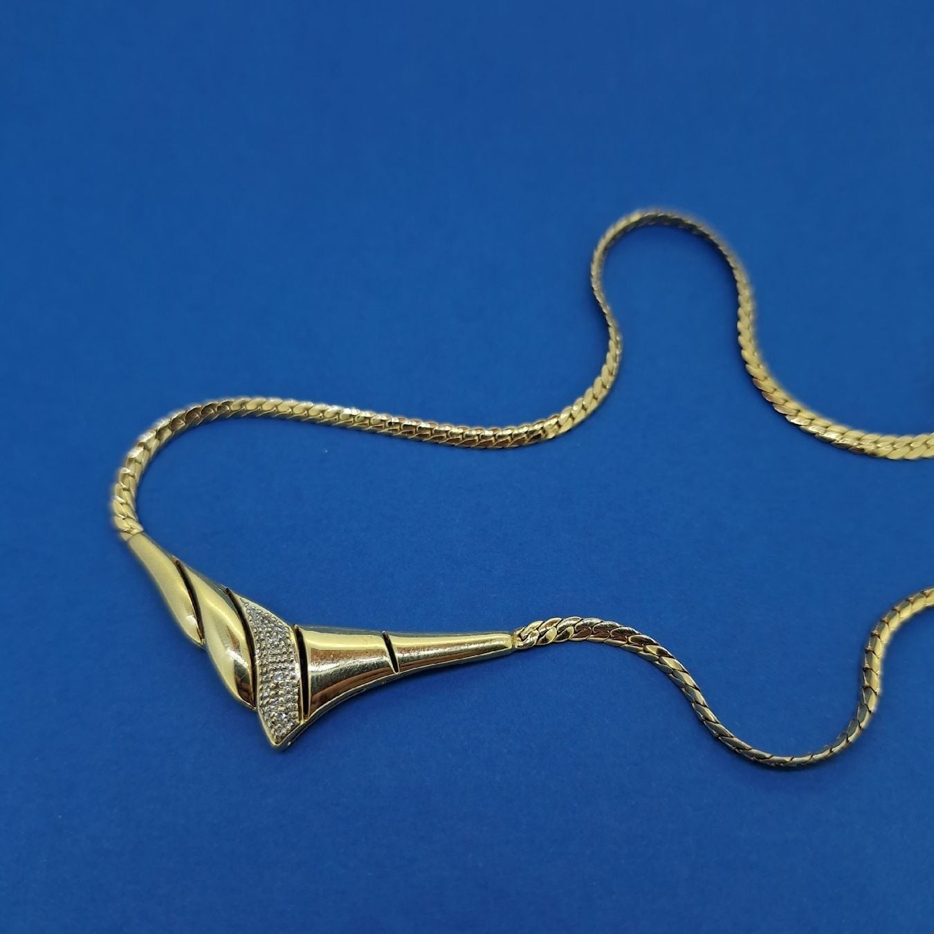 Wunderschönes Collier in 750 Gelbgold mit 3 Diamanten — Exzellenter Zustand (M-) Ketten & Anhänger