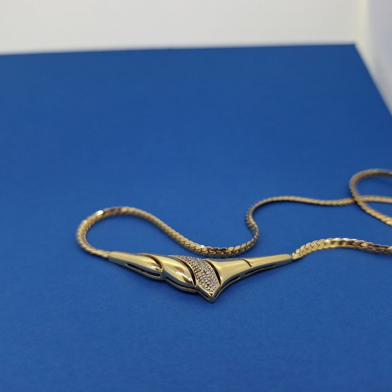 Wunderschönes Collier in 750 Gelbgold mit 3 Diamanten — Exzellenter Zustand (M-) Ketten & Anhänger
