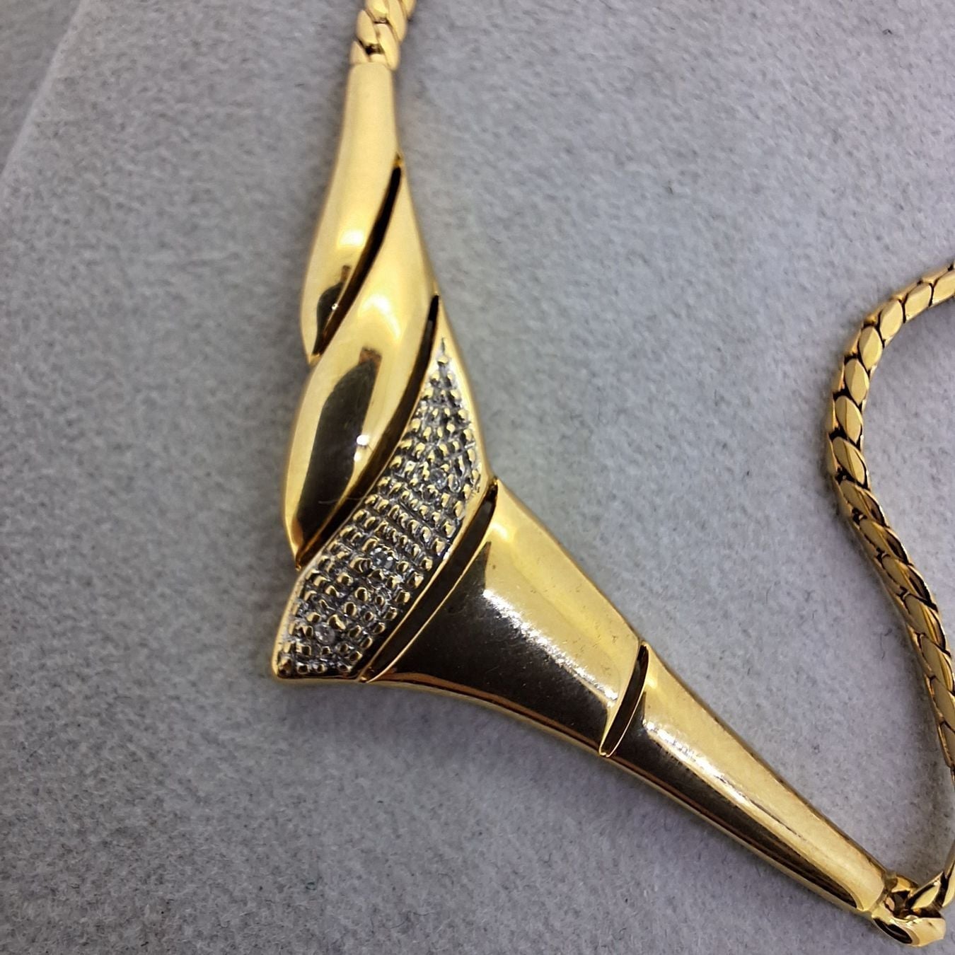 Wunderschönes Collier in 750 Gelbgold mit 3 Diamanten — Exzellenter Zustand (M-) Ketten & Anhänger