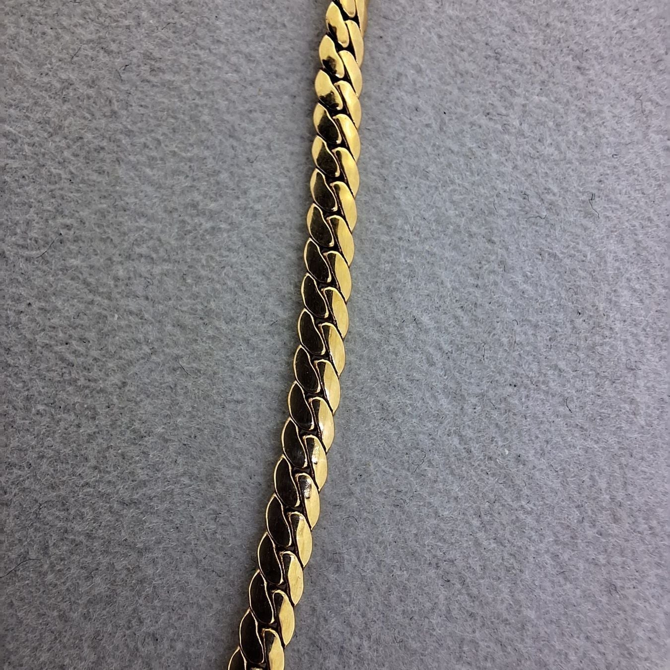 Wunderschönes Collier in 750 Gelbgold mit 3 Diamanten — Exzellenter Zustand (M-) Ketten & Anhänger