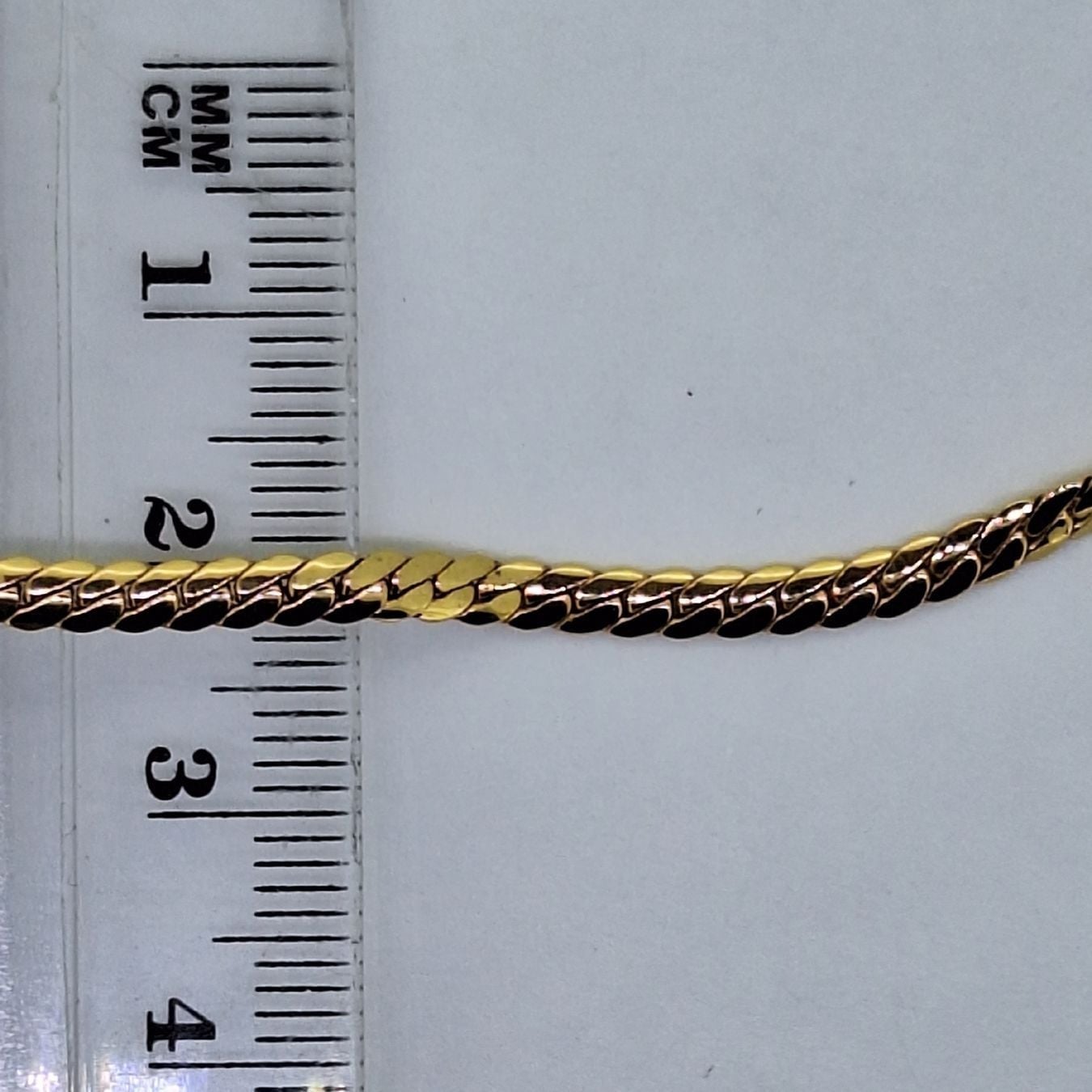 Wunderschönes Collier in 750 Gelbgold mit 3 Diamanten — Exzellenter Zustand (M-) Ketten & Anhänger