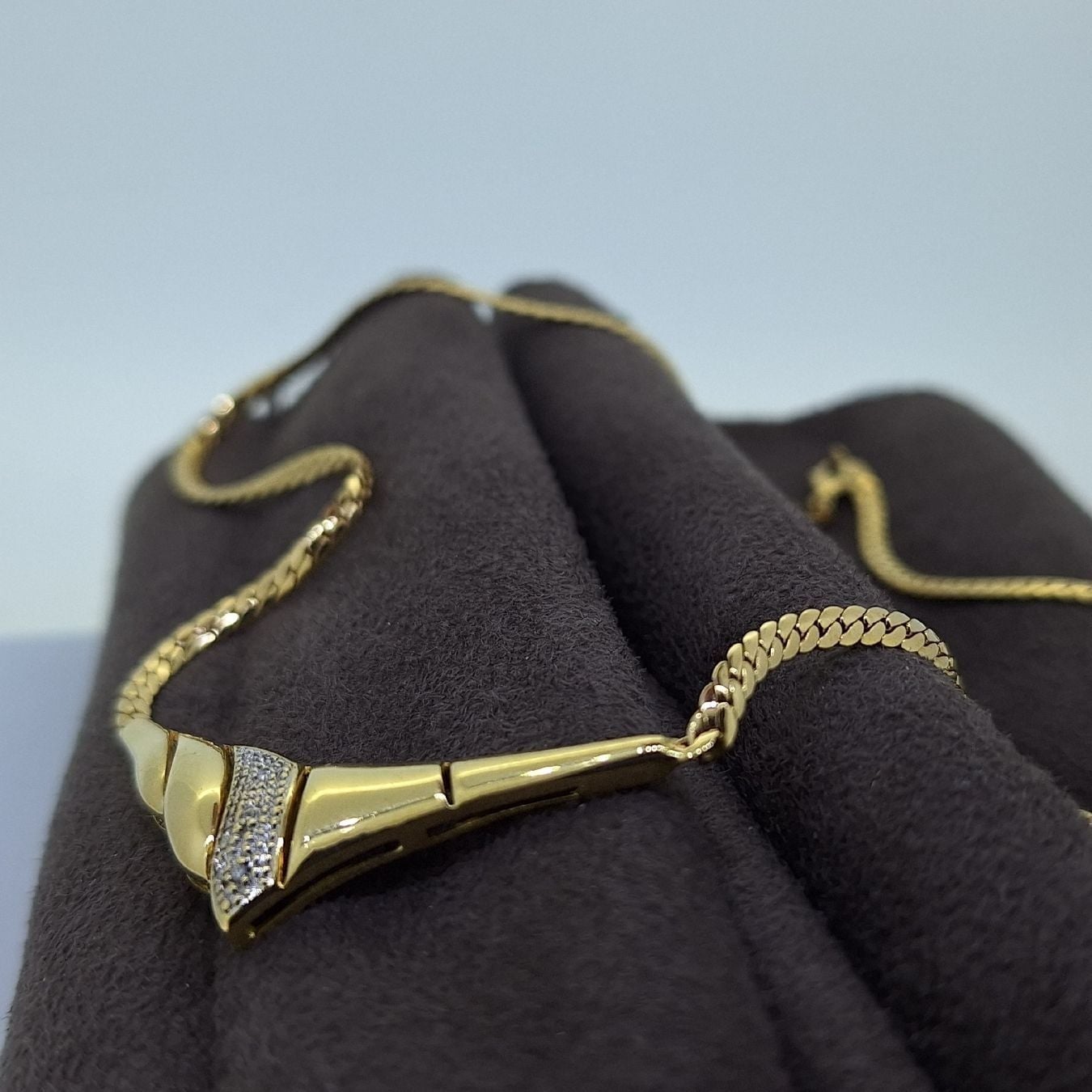 Wunderschönes Collier in 750 Gelbgold mit 3 Diamanten — Exzellenter Zustand (M-) Ketten & Anhänger