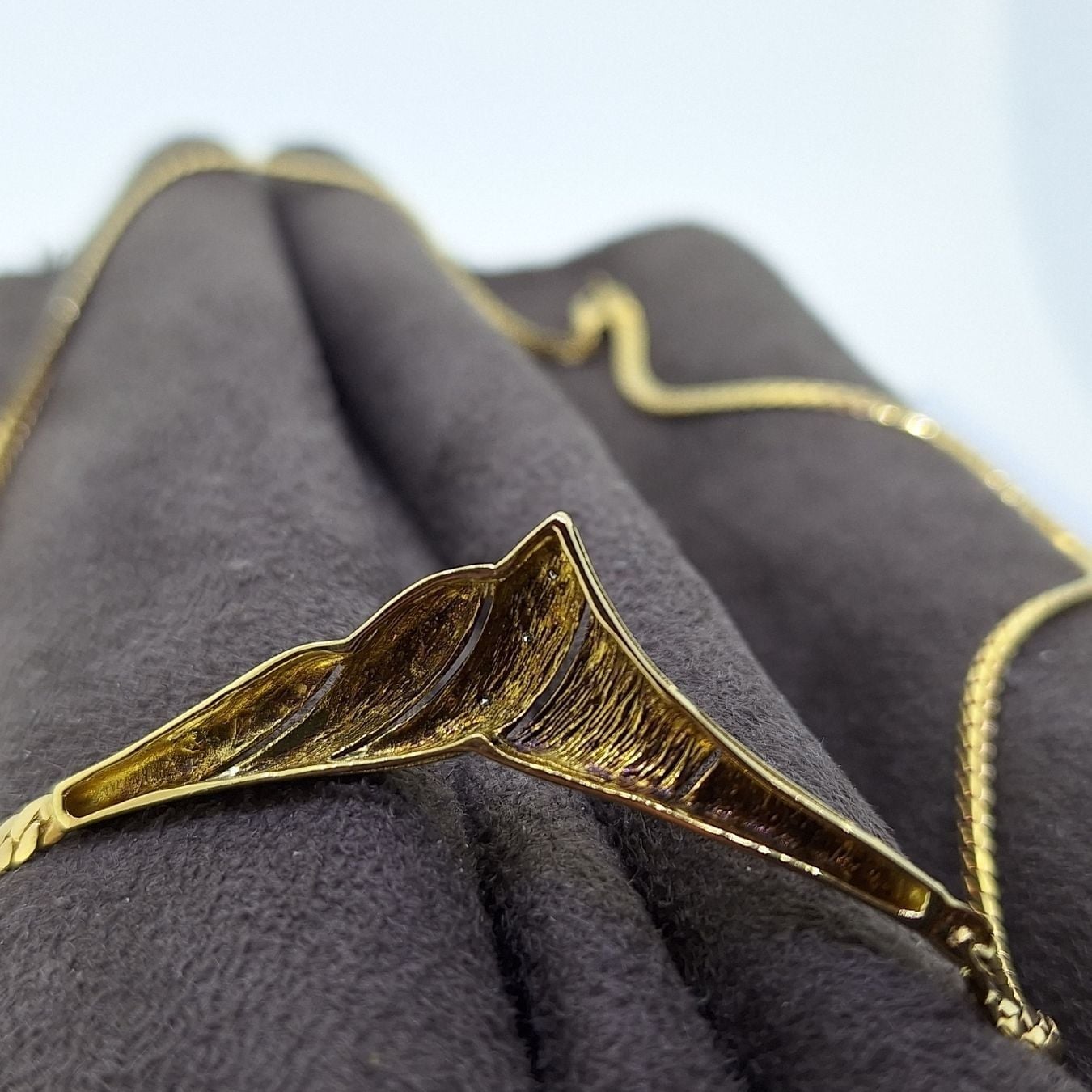 Wunderschönes Collier in 750 Gelbgold mit 3 Diamanten — Exzellenter Zustand (M-) Ketten & Anhänger