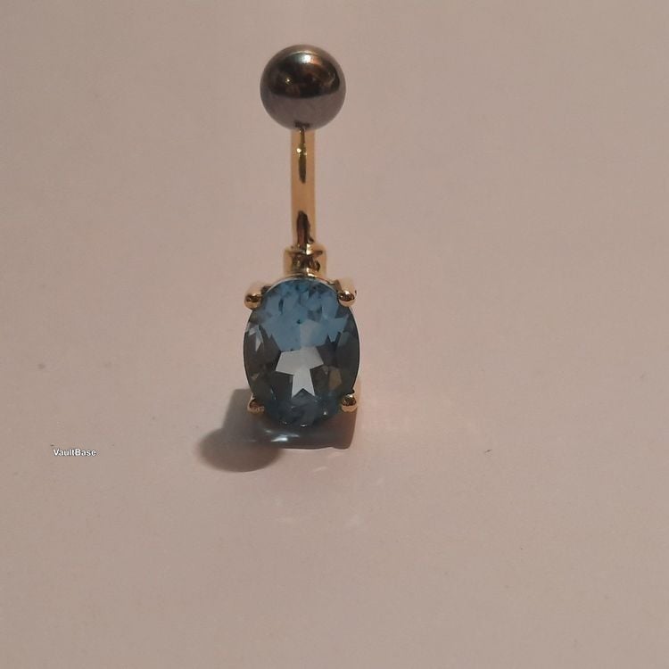 Gold-Bauchnabelpiercing mit Topas Edelstein — other