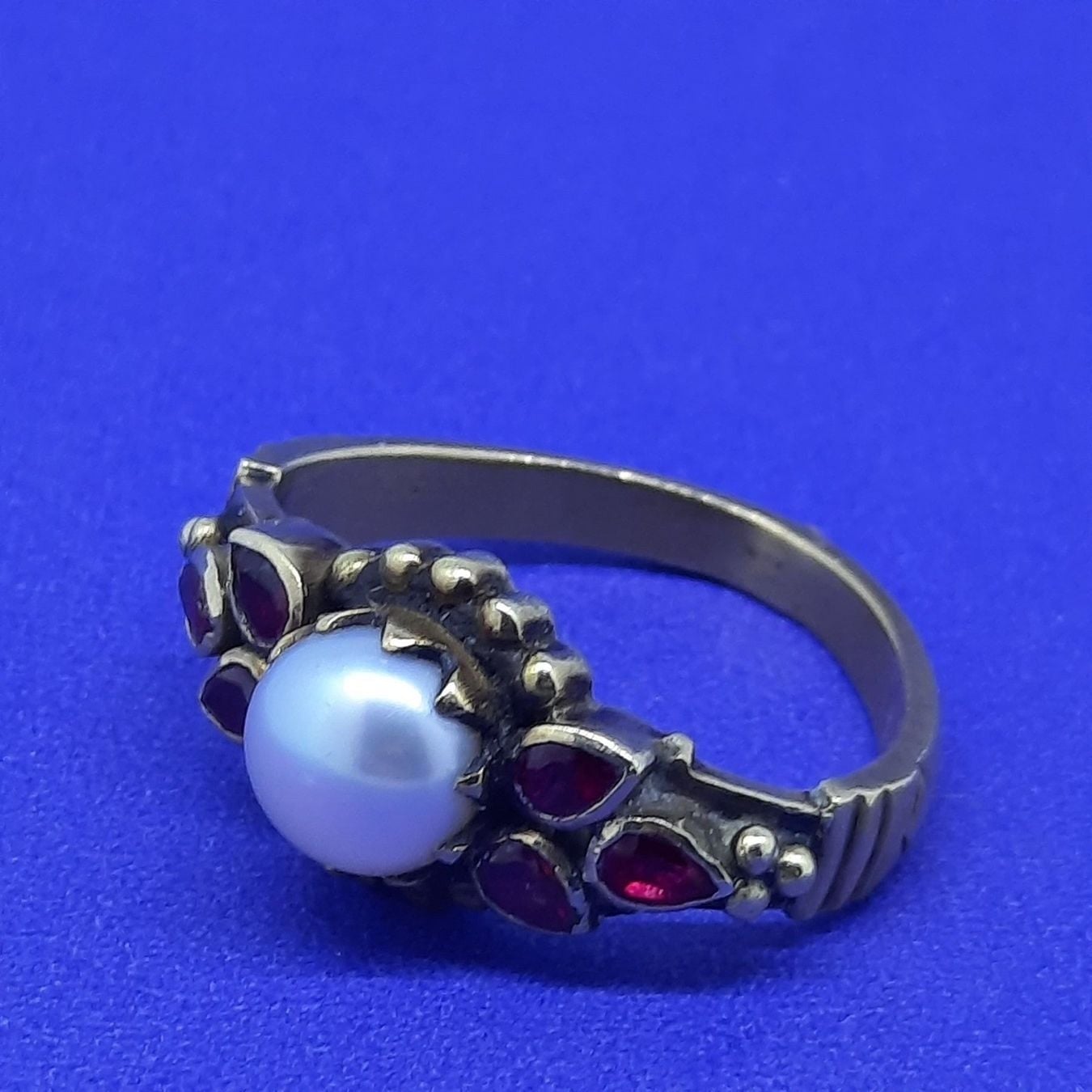 Goldring mit wunderschöner Perle sowie 6 Rubin Edelsteine — rings