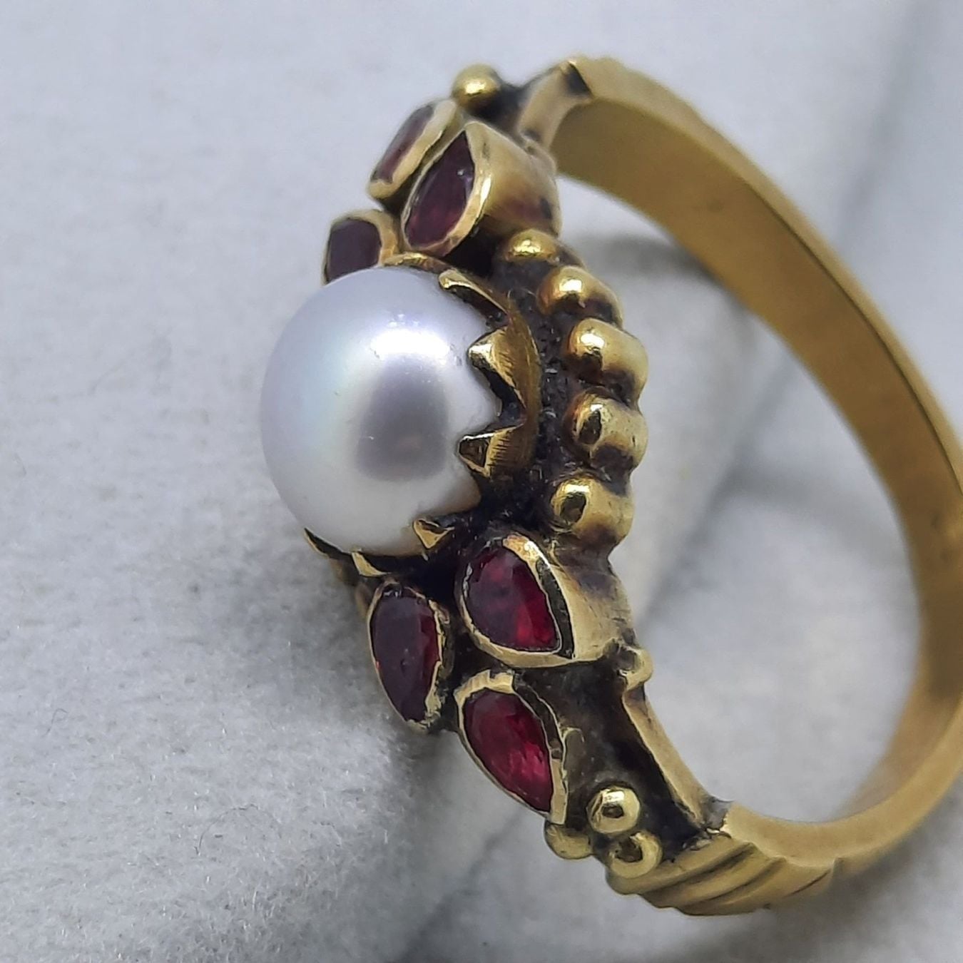 Goldring mit wunderschöner Perle sowie 6 Rubin Edelsteine — rings