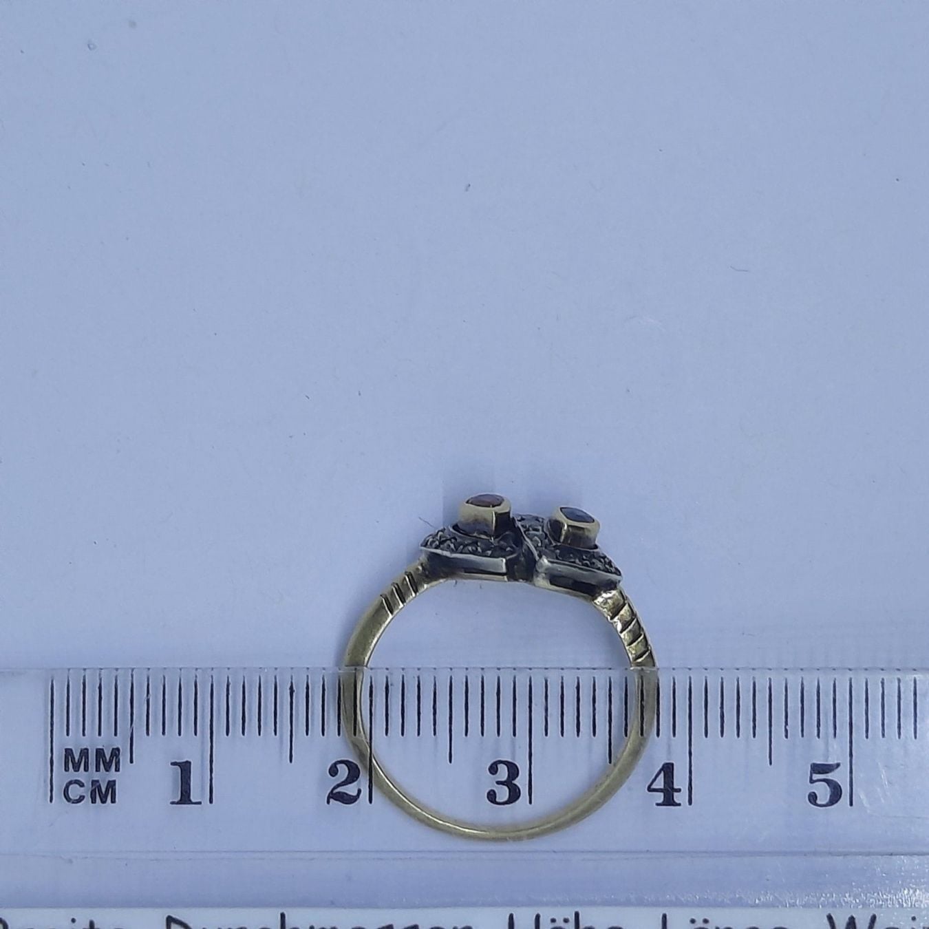 Bezaubernder Goldring mit diversen Edelsteinen — rings