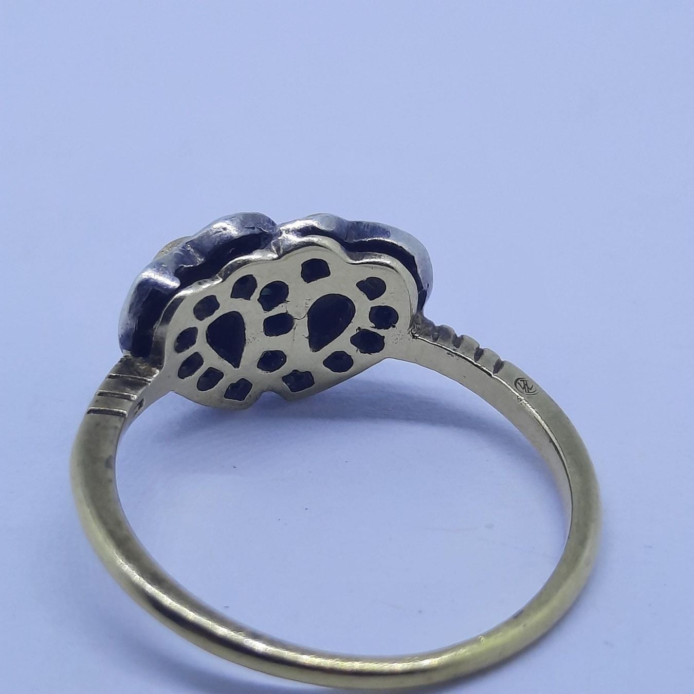 Bezaubernder Goldring mit diversen Edelsteinen — rings