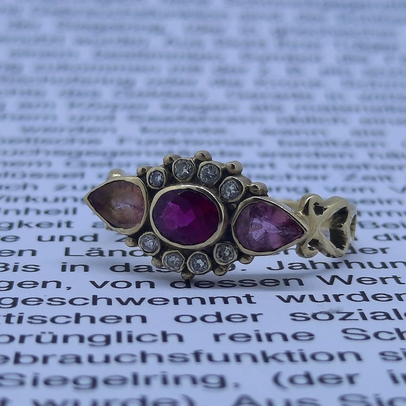 Hochwertiger Goldring mit diversen Edelsteinen — rings