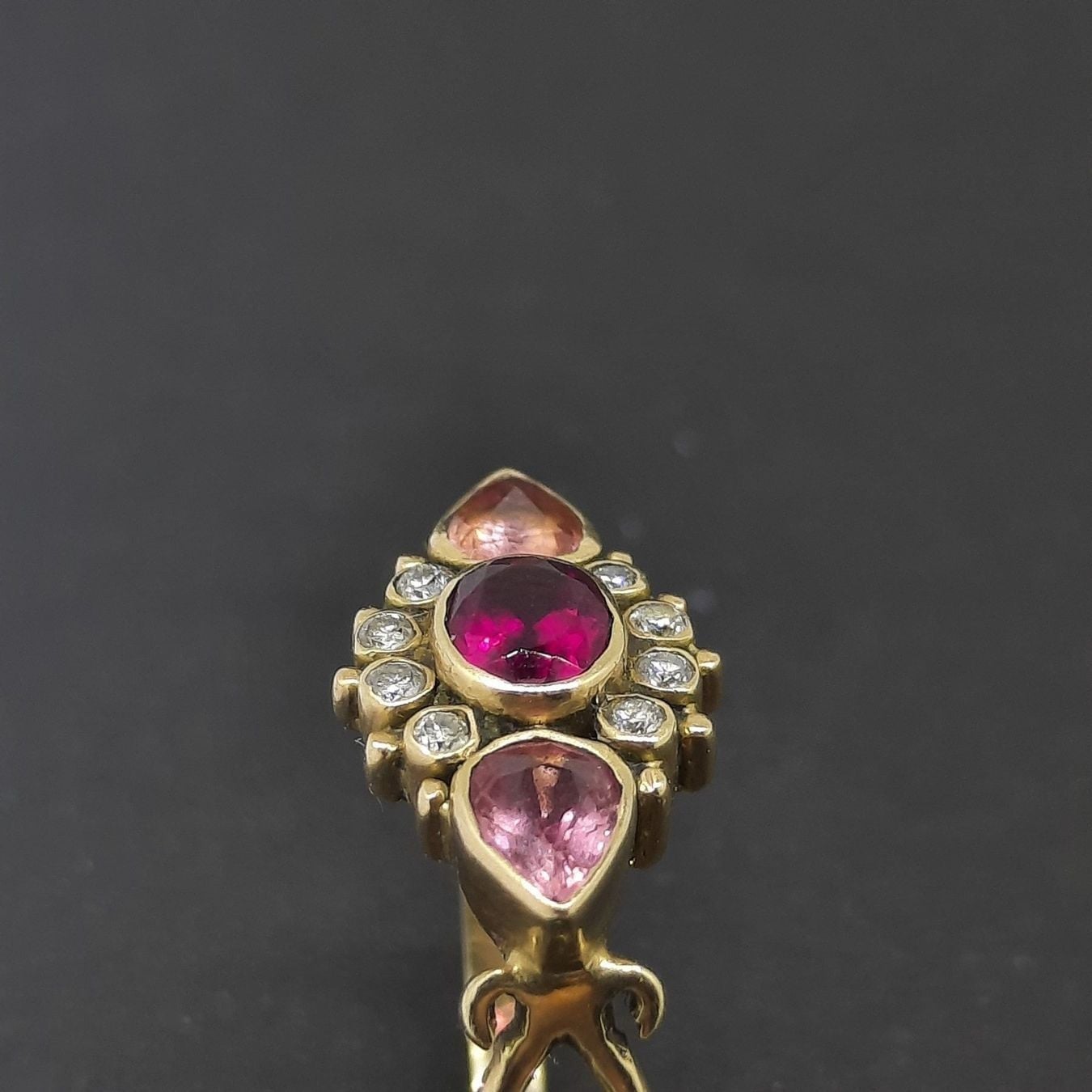 Hochwertiger Goldring mit diversen Edelsteinen — rings