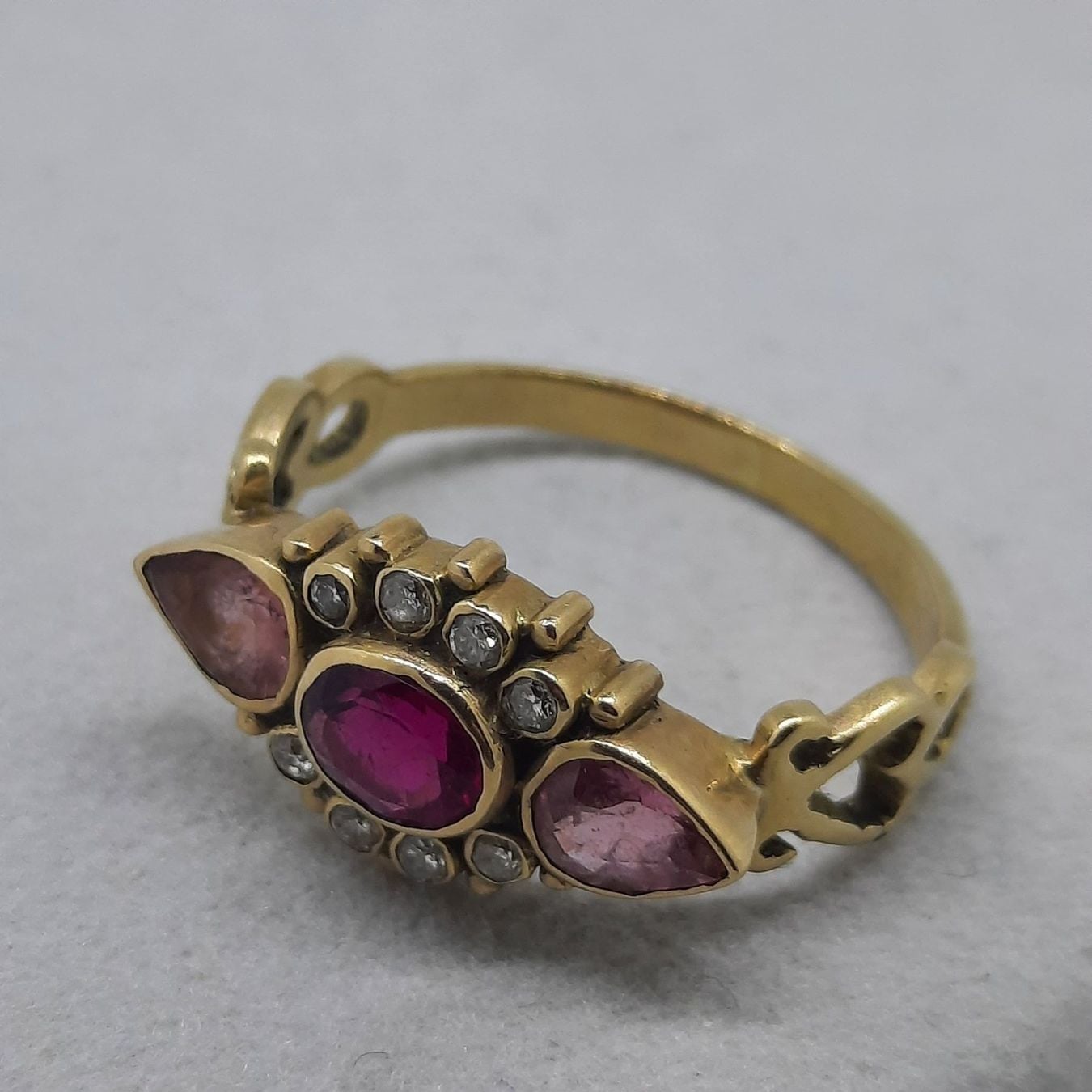 Hochwertiger Goldring mit diversen Edelsteinen — rings